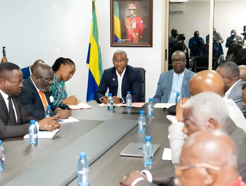 Paul KESSANY, ministre des sports, présidents de fédérations, responsables du CNOG et le ministre de l'Intérieur, Adrien Nguema Mba