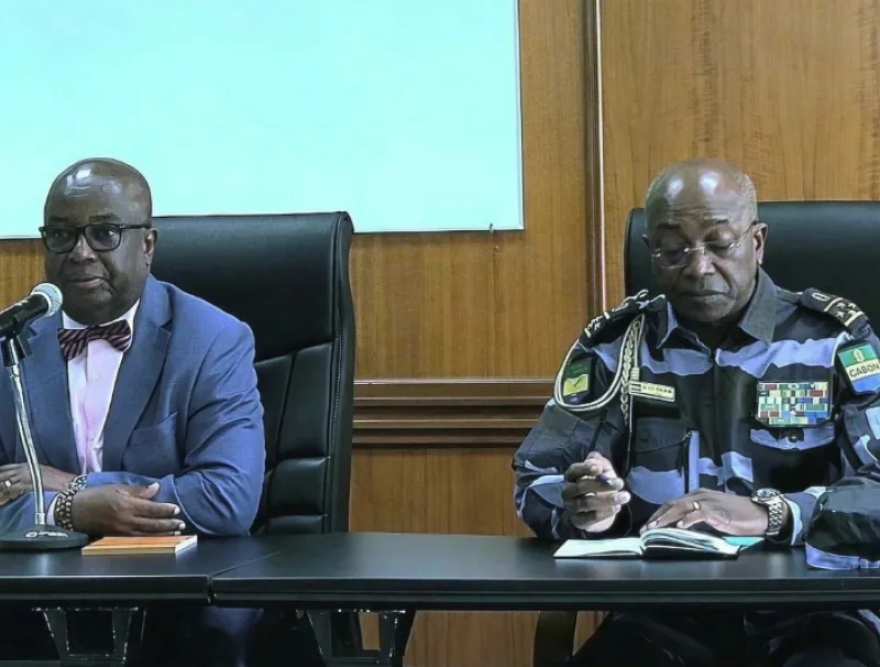 Adrien Nguema Mba, Ministre de l’Intérieur, de la Sécurité et Serge Hervé Ngoma, commandant en chef de la police