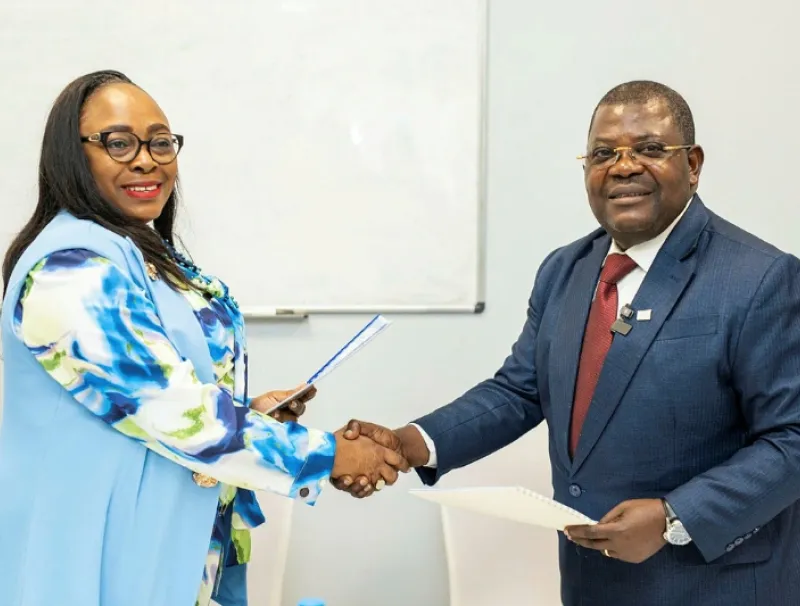 Le DG de l’INFASS, Dr Alain Moubele (D) et Annie-Flore Pangou Koussou directrice administrative et financière de la polyclinique Dr Chambrier 