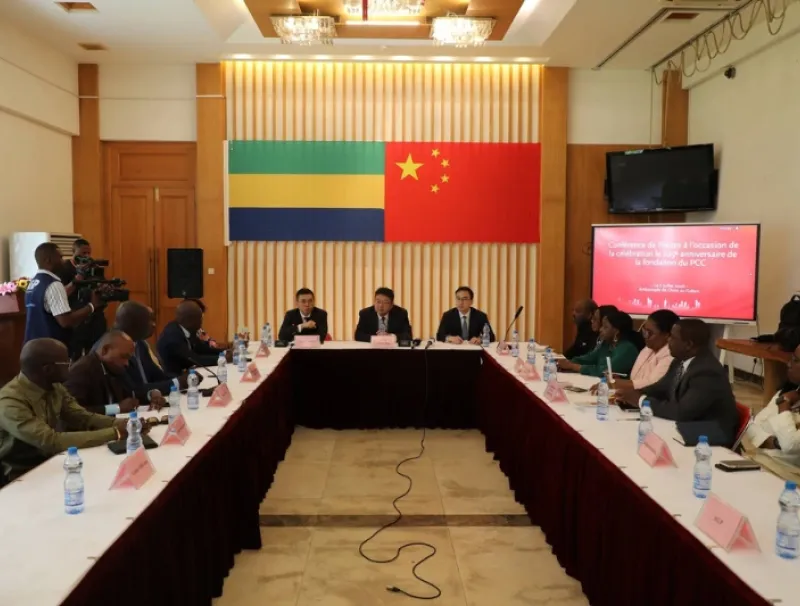 L’ambassadeur de Chine au Gabon, Zhou Ping (micro), lors de son échange avec la presse