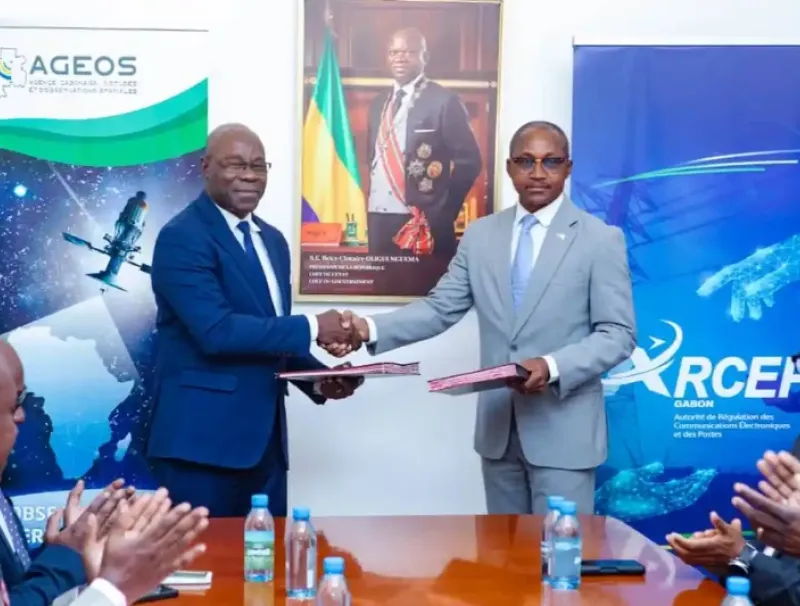 Célestin Kadjidja, président du Conseil de régulation de l'Arcep et Aboubakar Mambimba Ndjoungui, directeur général de l'Ageos