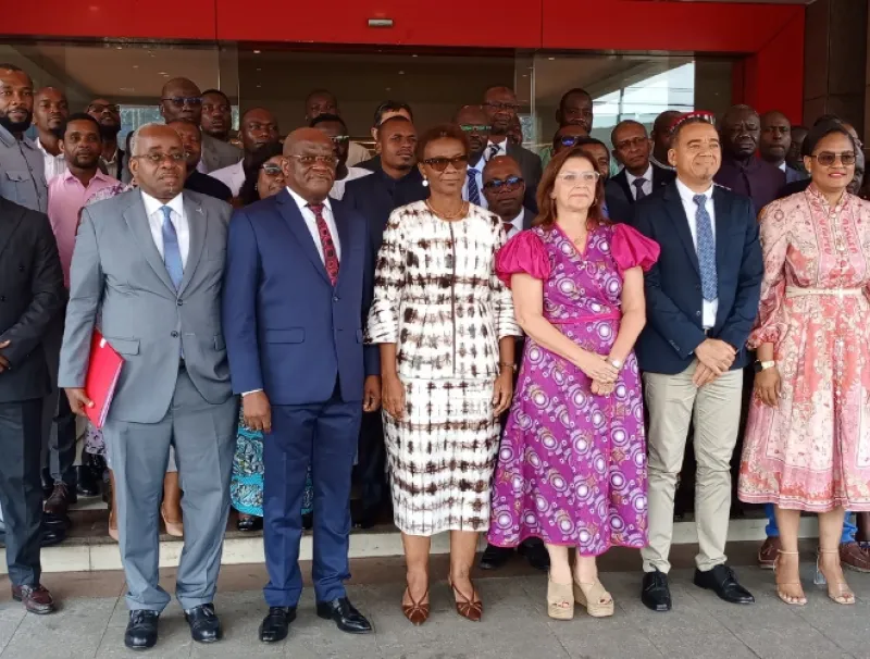 Photo de famille des officiels et participants.