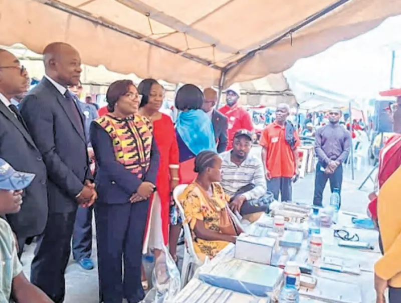 La ministre Awagang-Anato et sa suite, hier au site de dépistage du PK 8.