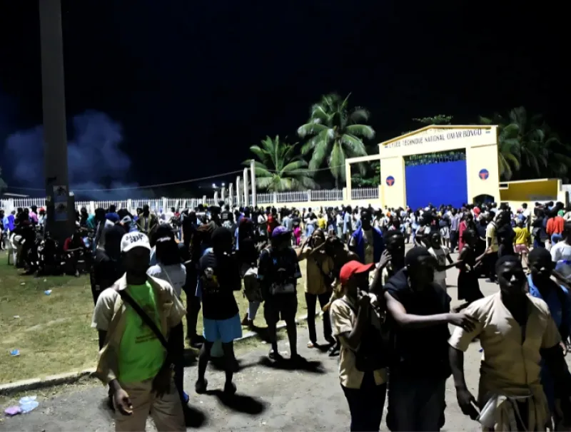 Des candidats en attente de la proclamation des résultats devant le centre du lycée technique national Ormar Bongo. © Jocelyn Abila