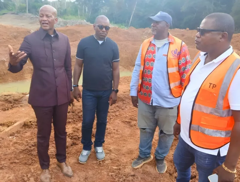 Bitam : le ministre des Eaux et Forêts, Maurice Ntossui Allogo, sur le chantier de Mebo'o,  la route qui relie la Guinée Équatoriale au Gabon.