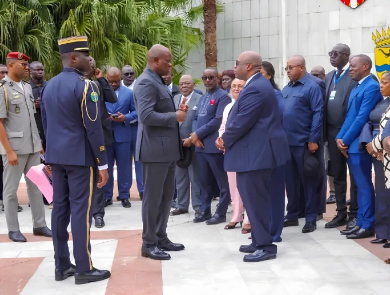 Le chef de l’État, Brice Clotaire Oligui Nguema, saluant les cadres de l’Ogooué-Maritime.