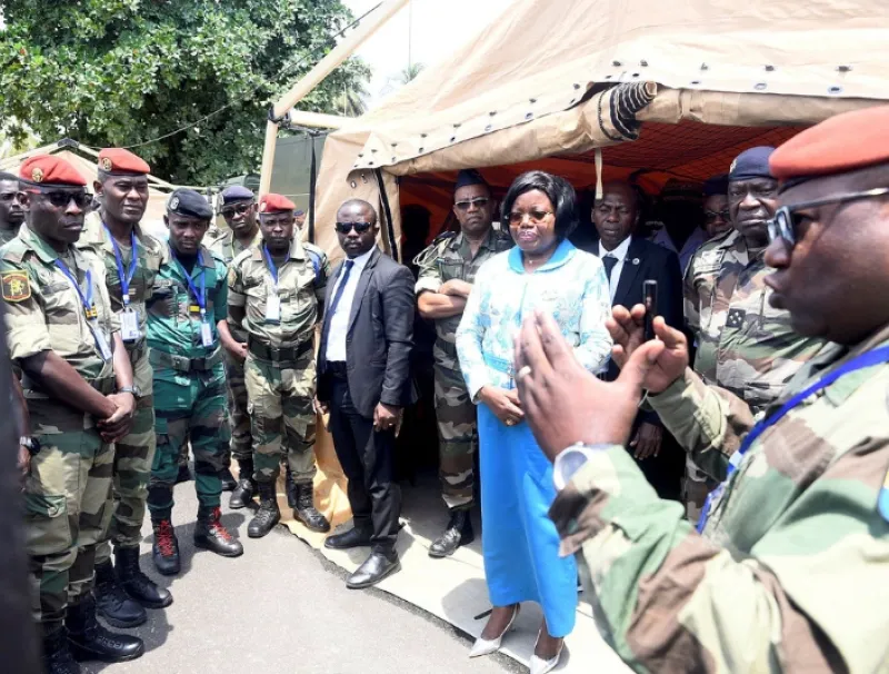 Brigitte Onkanowa, la ministre de la Défense attentive aux explications d’un agent lors de la visite des stands