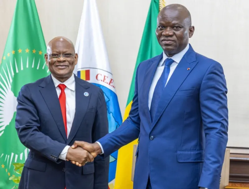 Brice Clotaire Oligui Nguema et le président de la Commission de la CEEAC, Gilberto da Piedade Verissimo