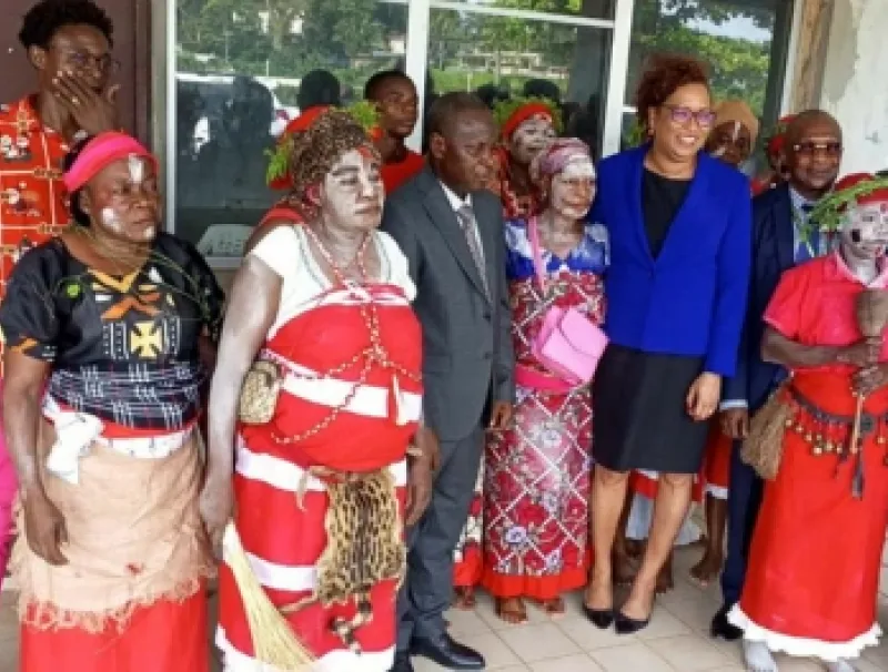Photo de famille avec l’ambassadrice des USA. ©