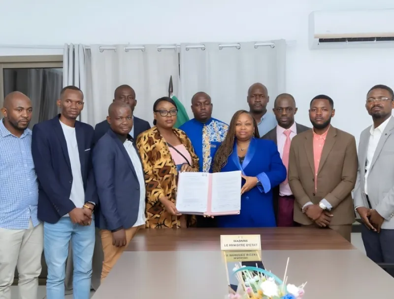 Camélia Ntoutoume Leclerq, ministre de l'éducation nationale et les 9 représentants provinciaux de SOS éducation lors de la signature d'un accord