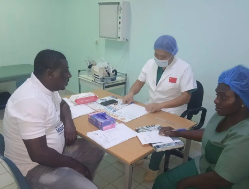 La caravane médicale soutenue par des médecins chinois a mobilisé les populations à Koula-Moutou.