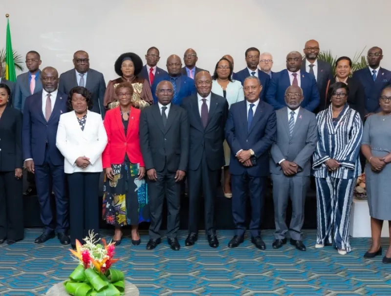 Les officiels lors de la présentation du rapport.