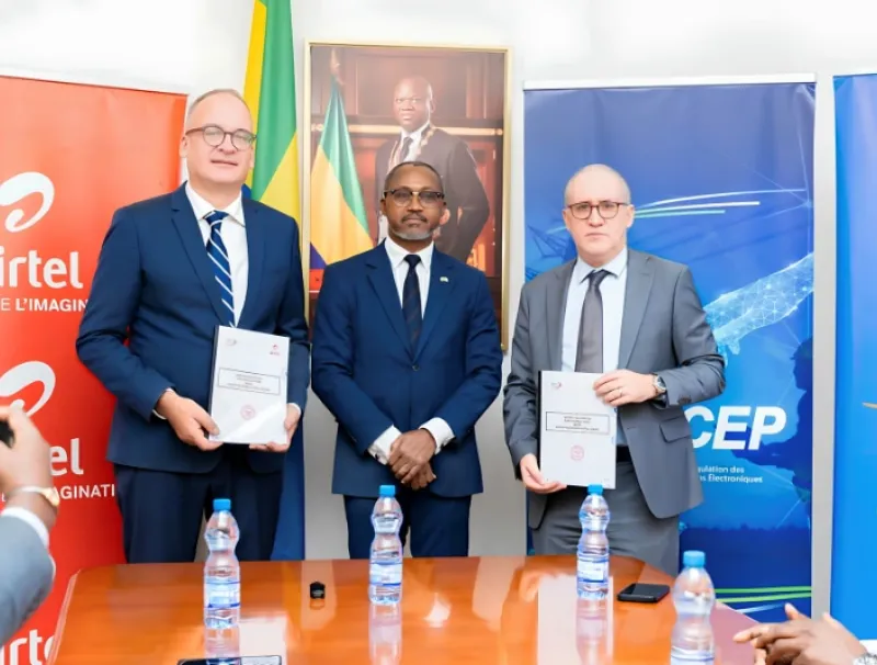Zouheir Jorio, directeur général de Moov Gabon Télécom, Thomas Herbert Gutjahr directeur général d'Airtel Gabon et Célestin Kadjidja, président du conseil de régularisation de l'ARCEP