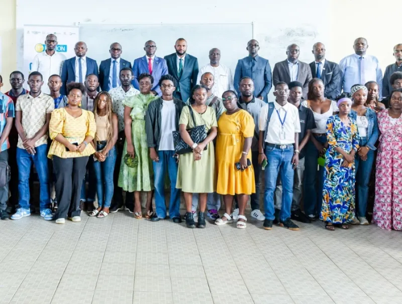 Photo de famille au terme du lancement officiel du ‘’ Challenge UOB Campus’InnoV