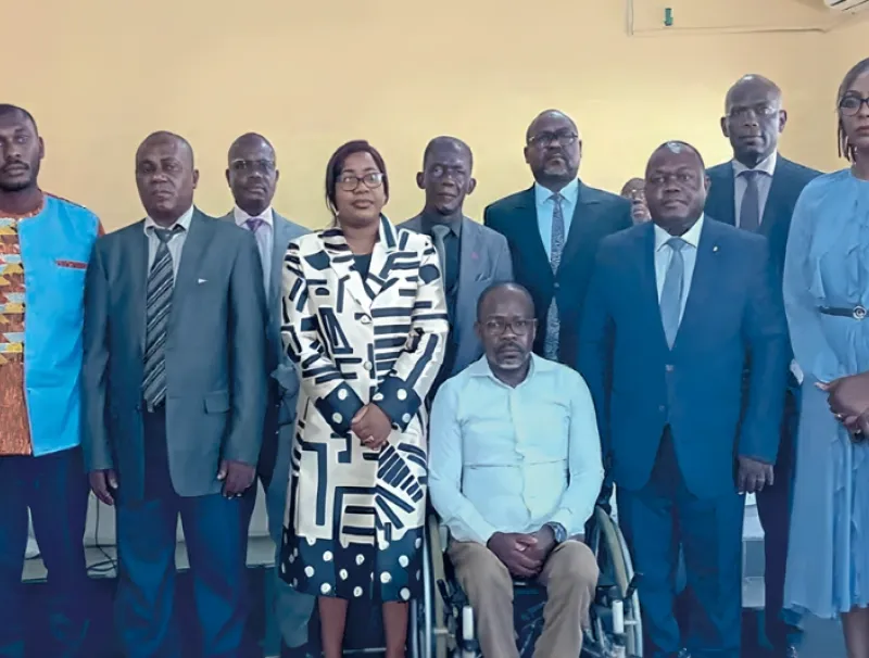 Le bureau directeur Cogesbicoph et la ministre des Affaires sociales, Awanang-Anato