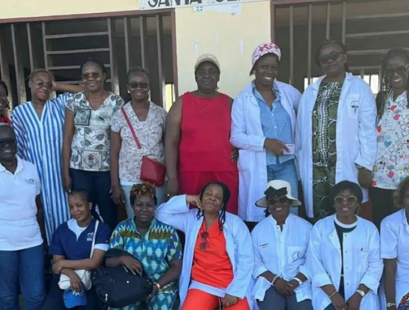 Photo de famille après les consultations pédiatriques à l’école publique de Santa-Clara