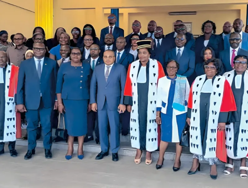 Les nouveaux contrôleurs de la CNSS et les officiels au sortir de la cérémonie