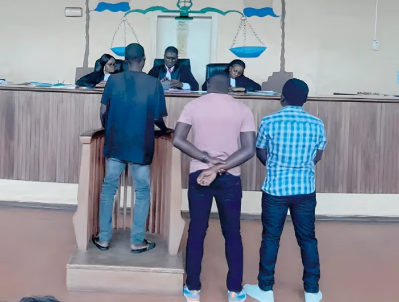 Le jeune Dash Ongala (polo noir) à la barre