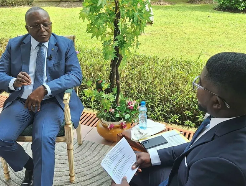 Ancien ADG de Comilog, Marcel Abeke (g) interviewé par le journaliste de l’Union Hans Ndong Mebale (d) le 24 juin 2025. © DR
