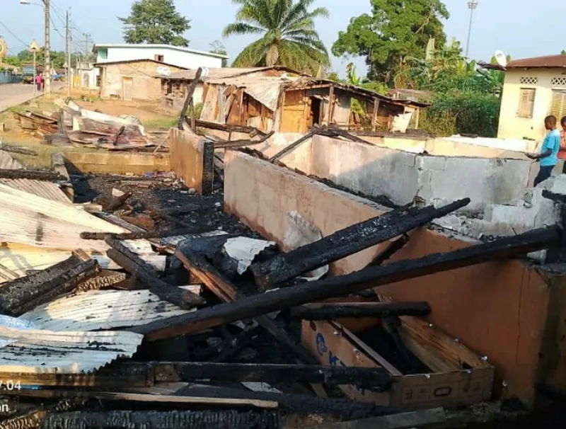 Les cendres des deux maisons d’habitation détruites par un incendie à Dikongo. © DR