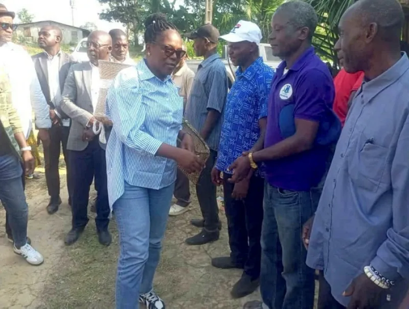  La ministre Longo-Moulengui saluant les notables de Basse-Lombo. © Keka Mavendji