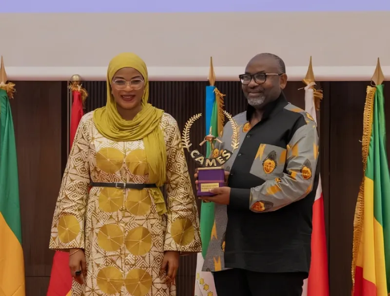 Passation de charge entre la présidente sortante, le Dr Diaka Sidibe, et le nouveau, le Pr Charles Edgar Mombo