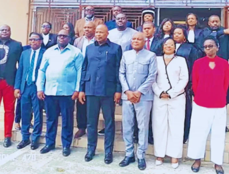 Photo de famille après la prestation de serment au Com- merce