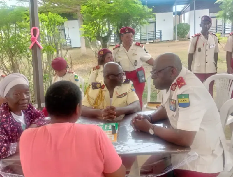 Don de sang du personnel de la santé militaire à la maison d'Alice