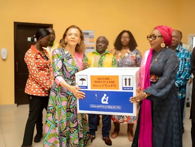 Remise symbolique entre la ministre Nkana Ayo-Bivigou et la représentante résidente du Pnud, Rokya Ye-Dieng.
