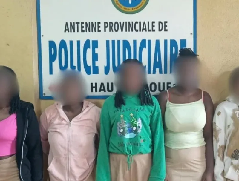 Élèves du Lycée technique Agathe-Obendze