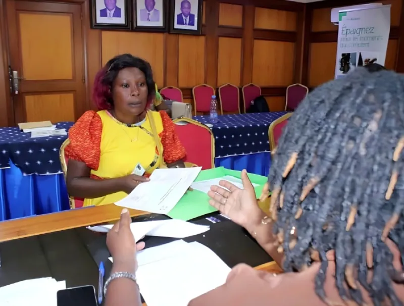 Une enseignante qui s’est vu remettre son bon de caisse, hier, au ministère de l’Education nationale