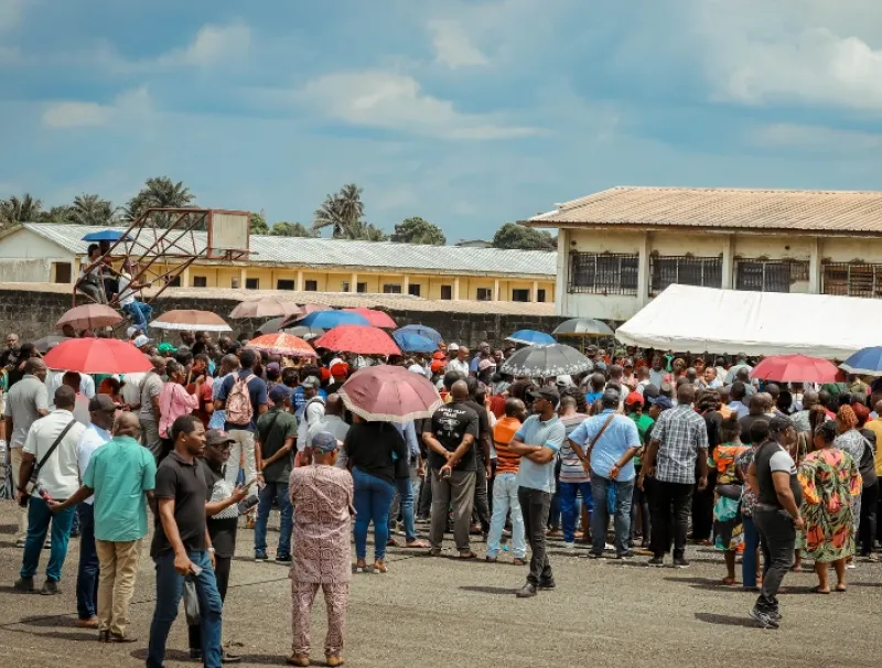 Enseignants lors d'une assemblée générale de "sos éducation"