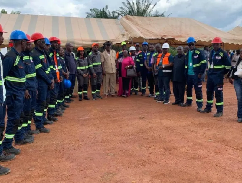 L’équipe en charge des travaux autour des autorités locales