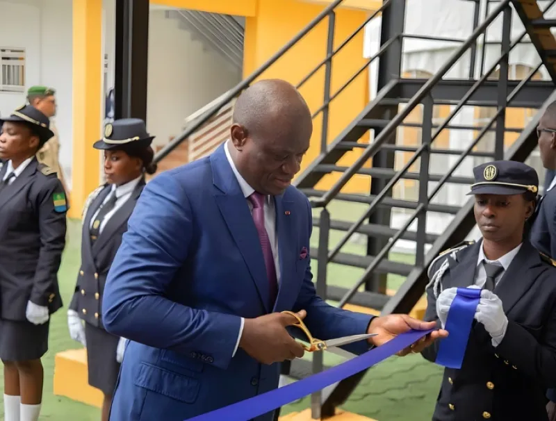 Le président de la République coupant, hier, le ruban inaugural du siège du FORSEG à Libreville