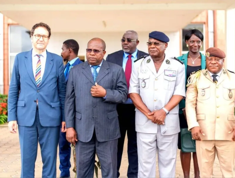 L’ambassadeur de France en compagnie des autorités locales. © DR