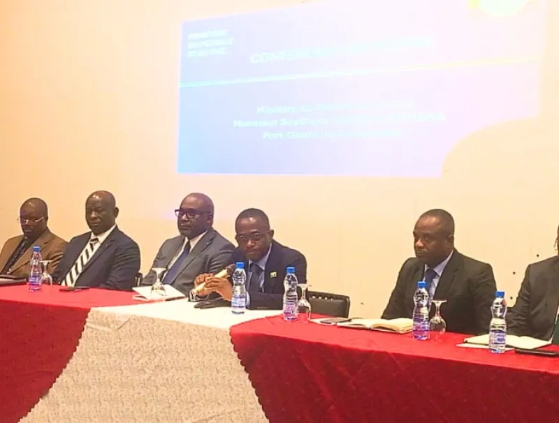 Le ministre du Pétrole et du Gaz Sosthène Nguema Nguema (c) et ses collaborateurs faisant le bilan de trois jours de mission à Port Gentil.