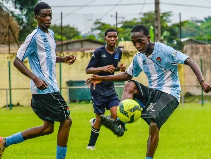 Une phase de jeu entre les deux équipes à Lambaréné