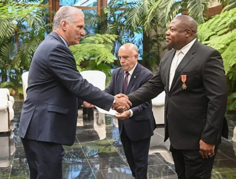 Poignée de main entre le président et cubain et l’ambassadeur gabonais au terme de la cérémonie de présentation des lettres de créance.