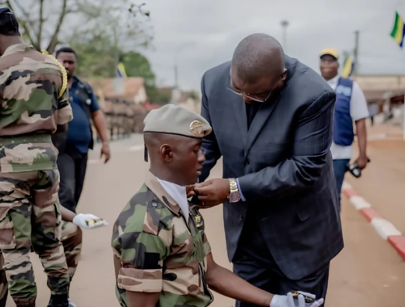 Le gouverneur de la Ngounié posant ses galons au major de la promotion.