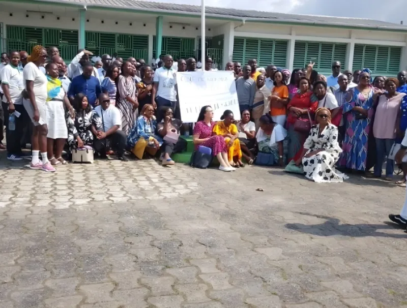 Piquet de grève des enseignants du lycée Léon Mba