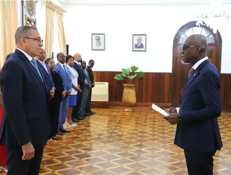 L’ambassadeur gabonais présentant ses lettres de créance au président de la République de Sao Tomé et Principe. © DR