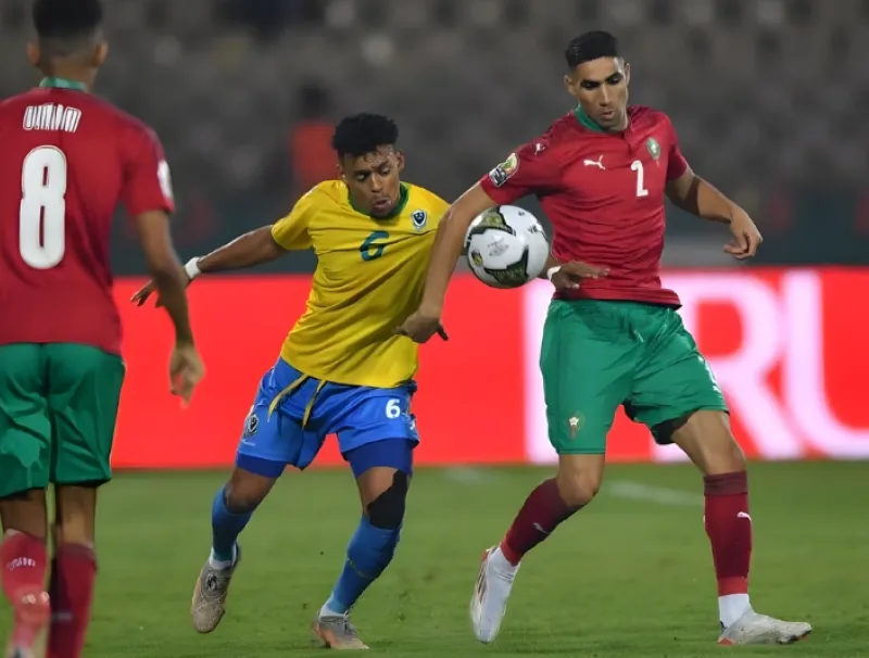Footballeurs gabonais et marocain