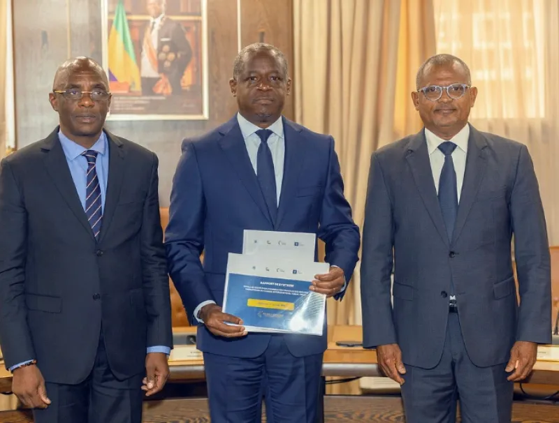 Hermann Immongault, vice-président du gouvernement gabonais, Marc Abeghe, ministre délégué au Budget et le président de la Fédération des entreprises du Gabon (FEG), Alain-Claude Kouakoua