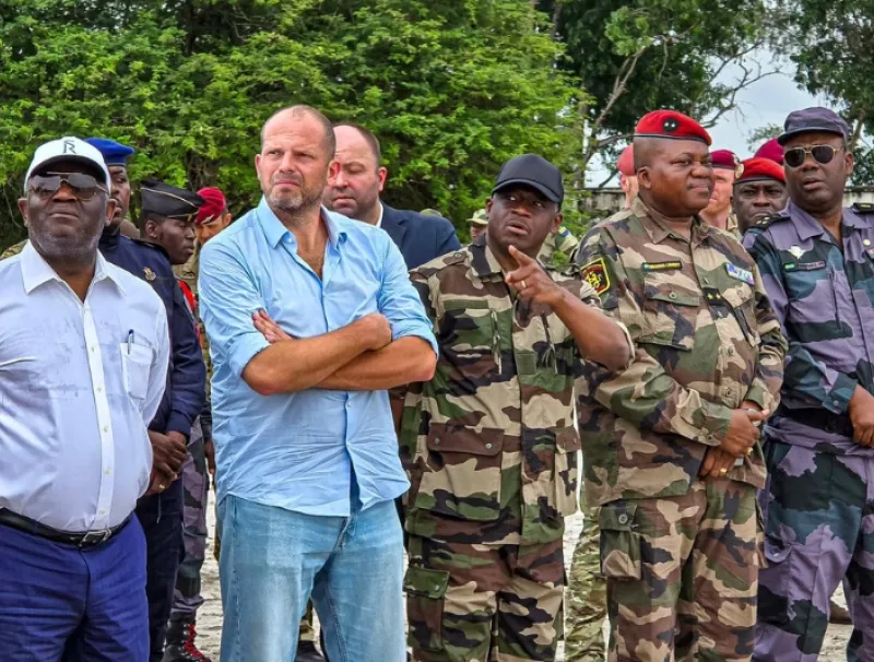 Les ministres gabonais, Hermann Immongault, et belge de la Défense, Theo Francken