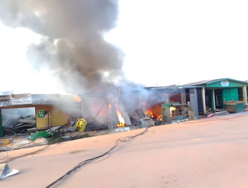 commerces en feu à oyem