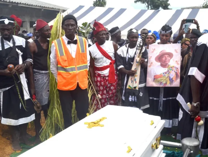 Un instantané de l’inhumation de Jean-Baptiste Obame Emane dans sa concession