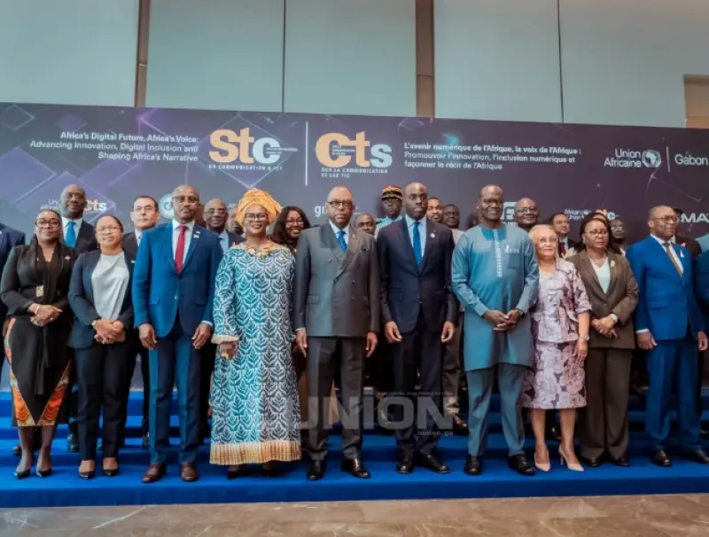 La photo de famille à l’issue de la cérémonie d’ouverture du forum.