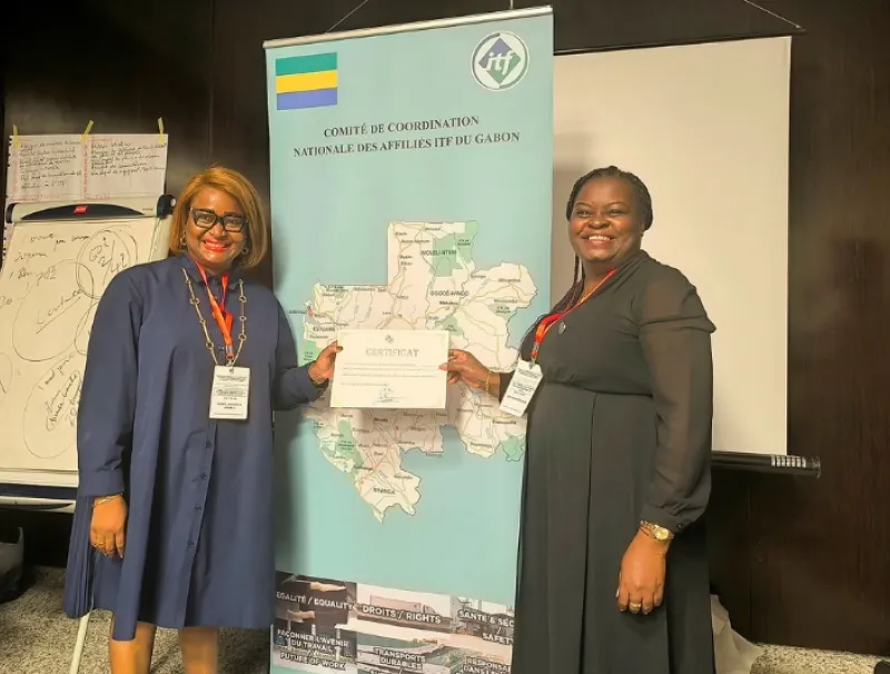 Mme Lepanda, SG de la Cosyga (droite), remettant son attestation à une participante