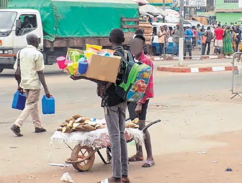 Mineurs exploités dans le commerce ambulant
