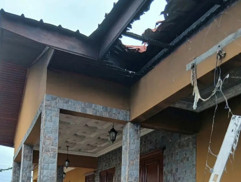 Maison ravagée par un incendie à Akanda